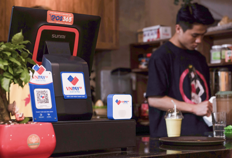 Hộ kinh doanh nh&oacute;m 2 k&ecirc; khai thuế theo qu&yacute; v&agrave; &aacute;p dụng h&oacute;a đơn điện tử t&ugrave;y theo ngưỡng doanh thu, bắt buộc khi từ 01 tỷ đồng/năm trở l&ecirc;n