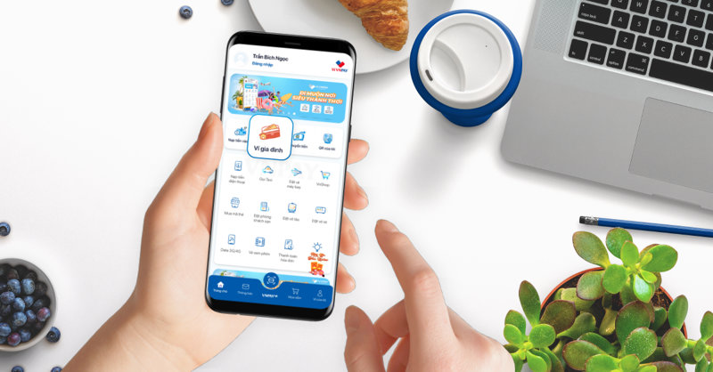 Hộ kinh doanh sử dụng ví điện tử trên điện thoại để thanh toán hóa đơn nhanh chóng và không dùng tiền mặt