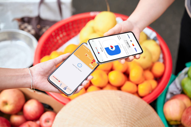 PhonePOS l&agrave; giải ph&aacute;p gi&uacute;p biến điện thoại th&ocirc;ng minh th&agrave;nh thiết bị chấp nhận thanh to&aacute;n chạm thẻ hoặc thiết bị kh&ocirc;ng tiếp x&uacute;c, kh&ocirc;ng cần m&aacute;y POS ri&ecirc;ng
