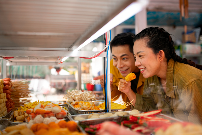 C&aacute;c mặt bằng gần những nơi đ&ocirc;ng người trẻ qua lại sẽ ph&ugrave; hợp với &yacute; tưởng kinh doanh thức ăn vặt (Nguồn: Internet)