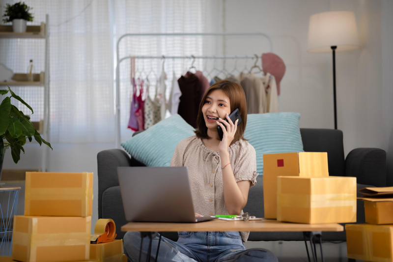 Với người th&agrave;nh thạo c&ocirc;ng nghệ, muốn tiết kiệm chi ph&iacute; thu&ecirc; mặt bằng c&oacute; thể c&acirc;n nhắc b&aacute;n h&agrave;ng online (Nguồn: Internet)