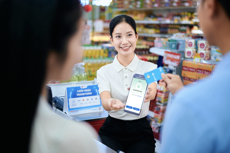 SmartPOS gi&uacute;p hộ kinh doanh minh bạch doanh thu, tu&acirc;n thủ quy định thuế v&agrave; h&oacute;a đơn điện tử, đồng thời tối ưu vận h&agrave;nh v&agrave; quản l&yacute; t&agrave;i ch&iacute;nh hiệu quả