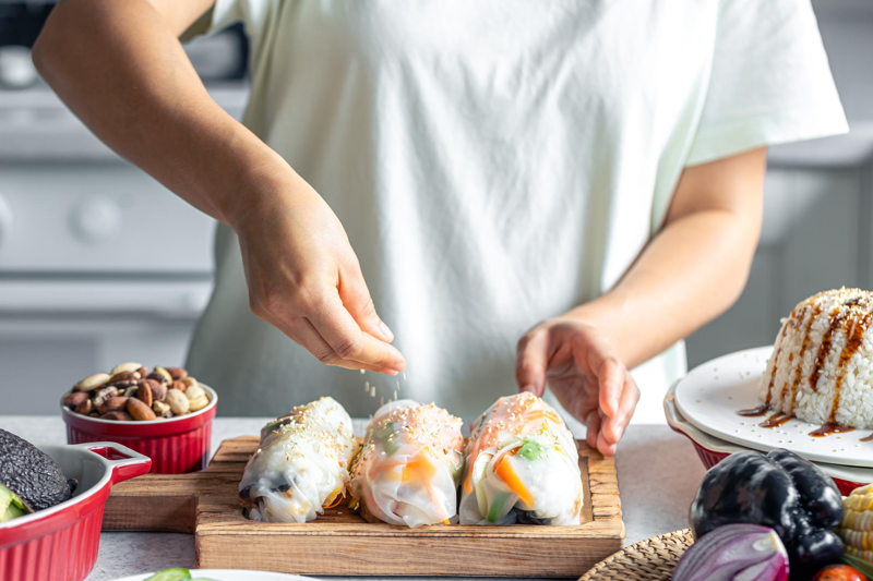B&aacute;n đồ ăn vặt online l&agrave; m&ocirc; h&igrave;nh &iacute;t vốn, dễ bắt đầu tại nh&agrave; v&agrave; c&oacute; thể tạo d&ograve;ng tiền nhanh nếu tập trung v&agrave;o m&oacute;n chủ lực (Nguồn: Internet)