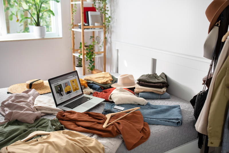 B&aacute;n quần &aacute;o online dễ bắt đầu v&agrave; linh hoạt nhưng cần chọn đ&uacute;ng sản phẩm để tr&aacute;nh tồn kho v&agrave; theo kịp xu hướng (Nguồn: Internet)