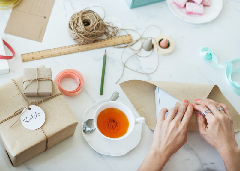 Nếu sở hữu gu thẩm mỹ tốt v&agrave; đ&ocirc;i tay kh&eacute;o l&eacute;o, bạn c&oacute; thể bắt đầu với c&aacute;c sản phẩm mang t&iacute;nh c&aacute; nh&acirc;n h&oacute;a như nến thơm, trang sức thiết kế hoặc đồ trang tr&iacute; (Nguồn: Internet)