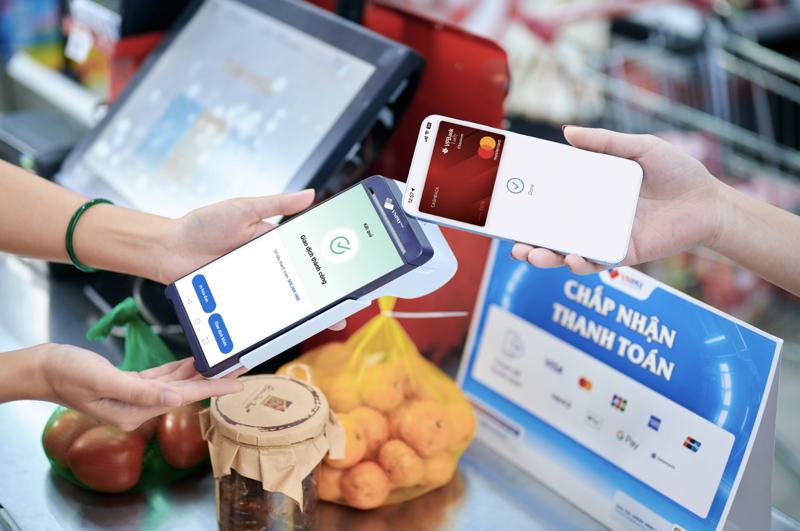 SmartPOS l&agrave; thiết bị thanh to&aacute;n th&ocirc;ng minh t&iacute;ch hợp nhiều phương thức như thẻ, m&atilde; QR v&agrave; thanh to&aacute;n kh&ocirc;ng tiếp x&uacute;c tr&ecirc;n một nền tảng