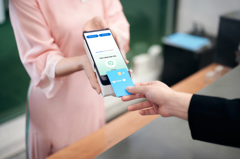 SmartPOS cho phép thiết bị của khách chạm vào máy POS để truyền dữ liệu và hoàn tất giao dịch tự động chỉ trong vài giây